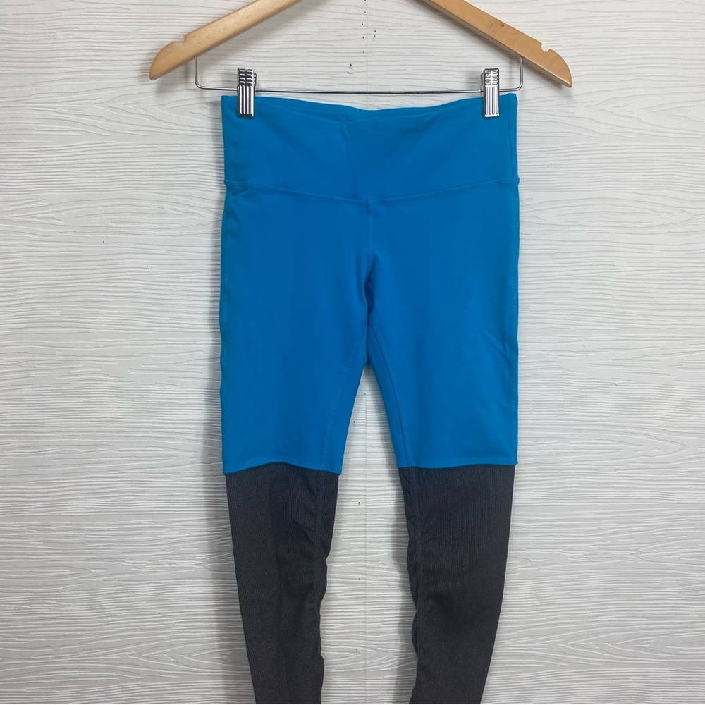 ALO Yoga Goddess Leggings in Seaport Blue & Gray - Picture 4 of 9